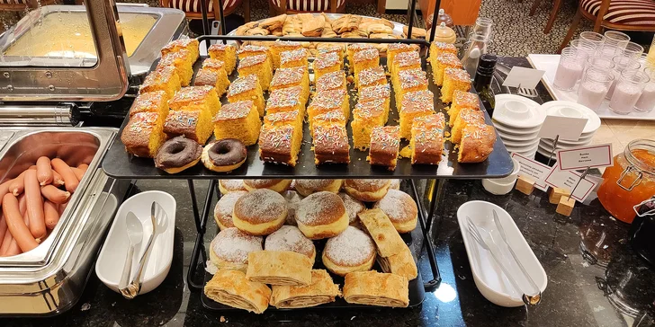 Těšit se můžete na široký sortiment uzenin, sýrů, slaného i sladkého pečiva, vaječných pokrmů, ovoce, zeleniny, cereálií a mléčných výrobků. 