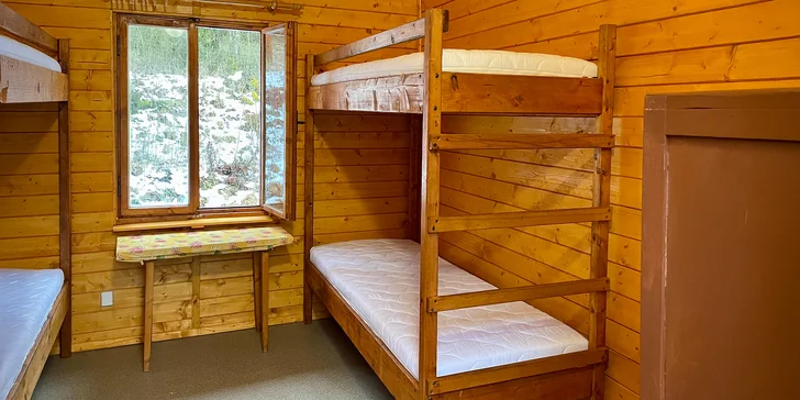 V nabídce kempu je 10 čtyřlůžkových chatek. Každá je vybavena dvěma patrovými postelemi s matracemi, stolkem, dvěma skříněmi a elektrickými zásuvkami.