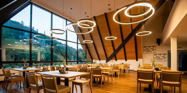 Restaurace je součástí penzionu, který nabízí i wellness centrum.