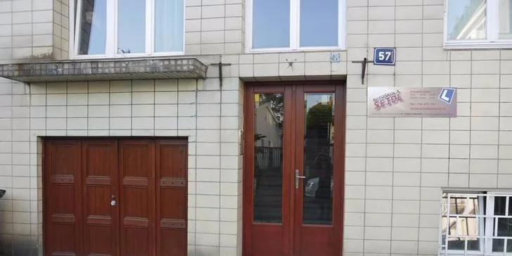 Usedněte zase do školních lavic.