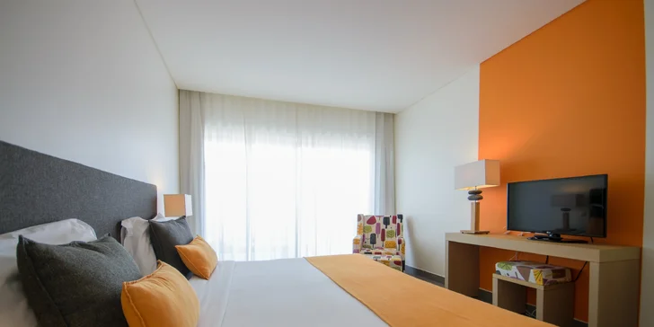 Připraven pro vás bude příjemný a světlý pokoj s klimatizací. K dispozici budete mít TV se satelitním příjmem, telefon, minibar (balená voda zdarma) a trezor. 