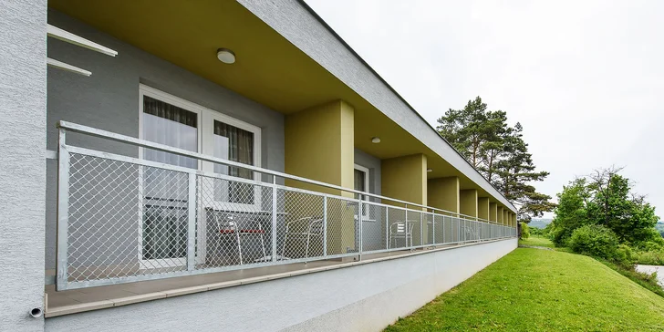 Hotelové apartmány mají  výhled na přehradu.