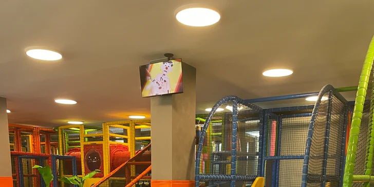  Vstup na hrací plochu je z hygienických důvodů dovolen pouze v ponožkách.