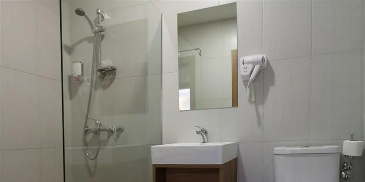 Všechny jednotky nabízejí koupelnu se sprchou, WC a fénem.