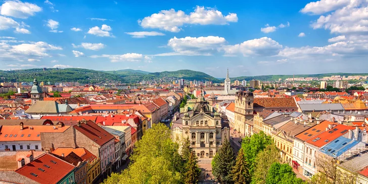 Je tu historické centrum s památkami, ale i zoologická zahrada a řada barů a restaurací. 