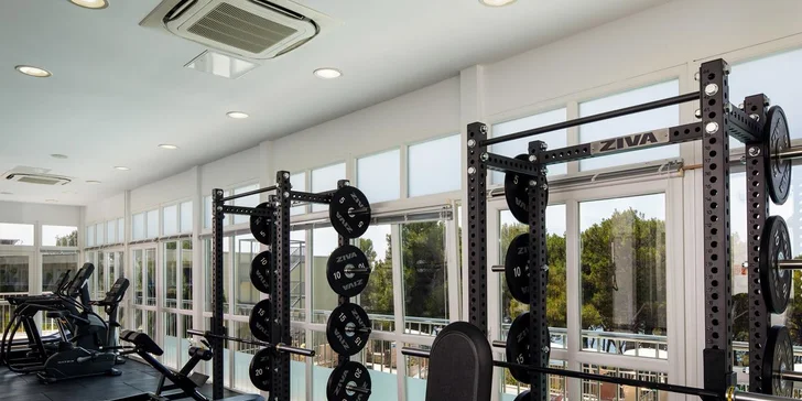 Sportovci ocení plážový volejbal a multifunkční sportovní hřiště či fitness v ceně. 