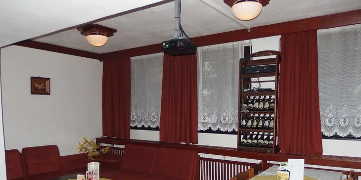 K penzionu patří restaurace s barem.
