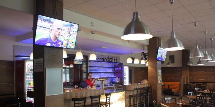 U dobrého jídla a pití můžete kouknout třeba na nějaký sport. 