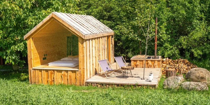Netradiční pobyt v dřevěném domku na samotě: vyhřívaný koupací sud a lahev vína
