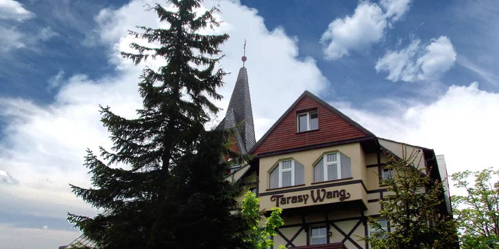 Hotel sousedí s dřevěným kostelem Wang, který sem byl dovezen z Norska. 
