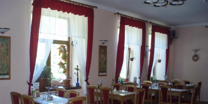 V ceně máte servírované snídaně i večeře, které si vyberete z několika druhů jídel. 