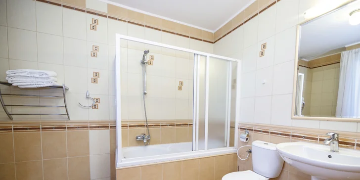 Kúpeľne majú sprchovací kút, niektoré apartmány vaňu.