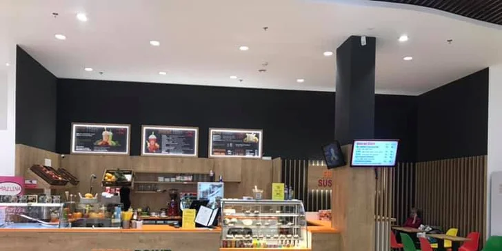 V bistru Freshpoint SushiExpress, které najdete přímo v OC Globus, vám kuchaři připraví set s 18, 28 či 34 ks sushi.