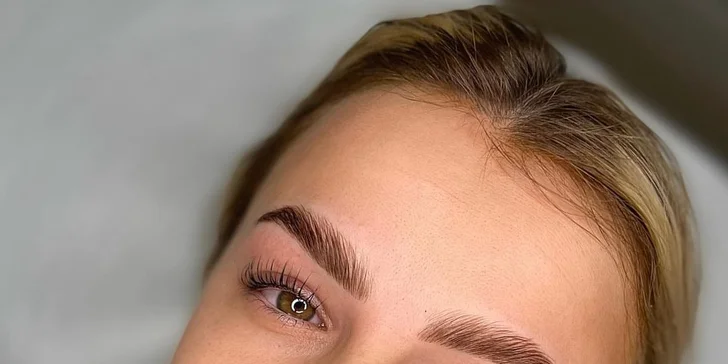 Laminování obočí je moderní postup, který dodá obočí požadovaný tvar, zhustí ho a zvětší jeho objem.