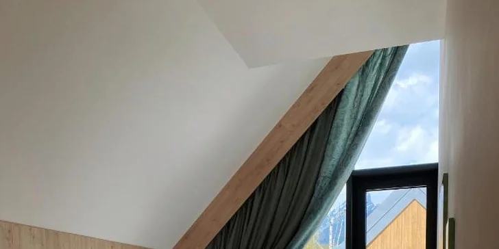 Na poschodí sú 3 spálne: jedna izba s manželskou posteľou s výhľadom na jazierko a ďalšie dve izby, ktoré sú dvojlôžkové.