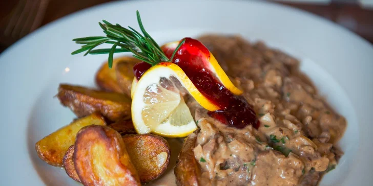 150 g Tatranská sviečkovica s brusnicami, opekané zemiaky