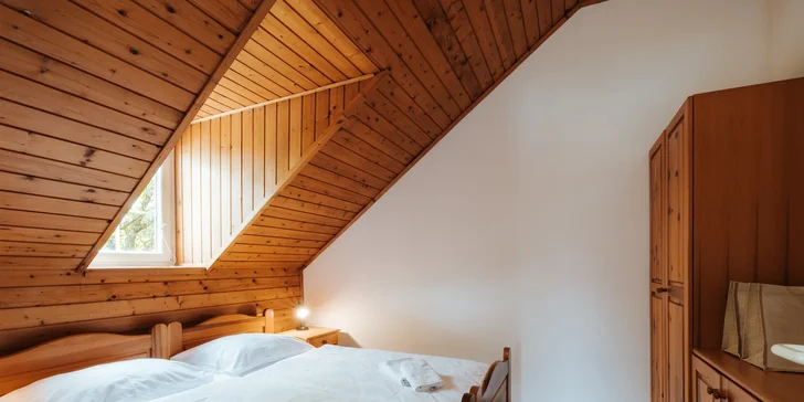 Priestrannejšie apartmány D a E disponujú oddelenou spálňou.