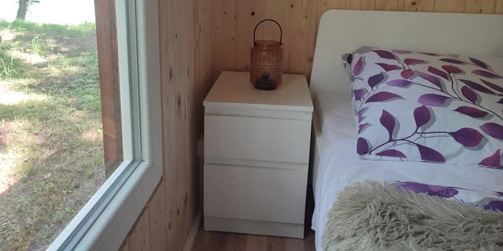 Pri chatke je suchá bio kompostovateľná toaleta, v kúpeľni na vás bude čakať plechový lavór a aku sprcha.