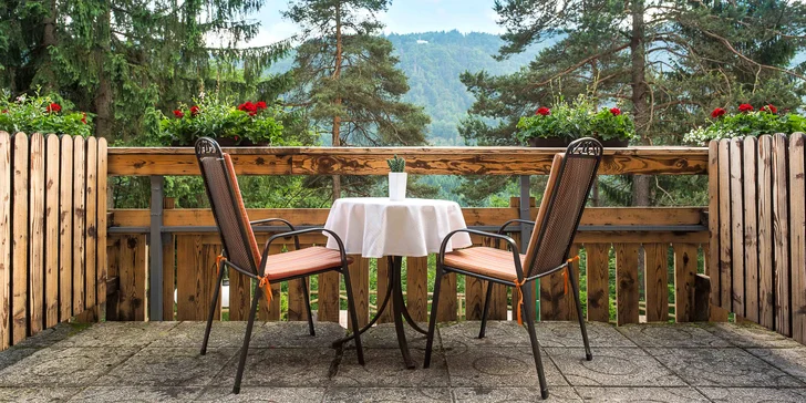 Hotel je postavený v alpském stylu, k pokojům v prvním a druhém patře patří balkon nebo terasa. 