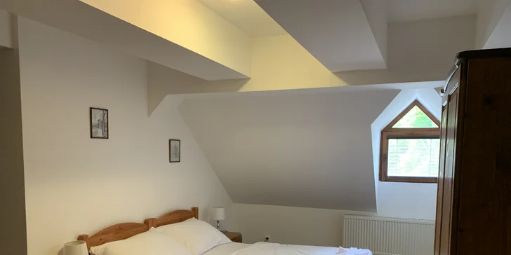 Z pokojů si vychutnáte výhled na nádvoří nebo na středověkou baštu.