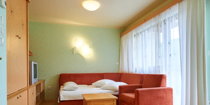 Studio s televizí bude stačit skromnějšímu páru, ubytovat se ale dá i v apartmánu s kuchyňkou až pro 5 osob. 