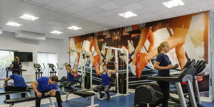 Pokud máte rádi aktivní odpočinek, zajděte do fitness centra. 