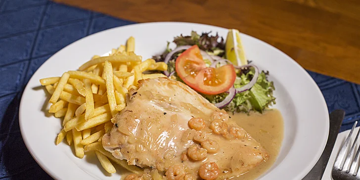 Hlavní chod? Co třeba kuřecí steak s hříbkovou omáčkou?