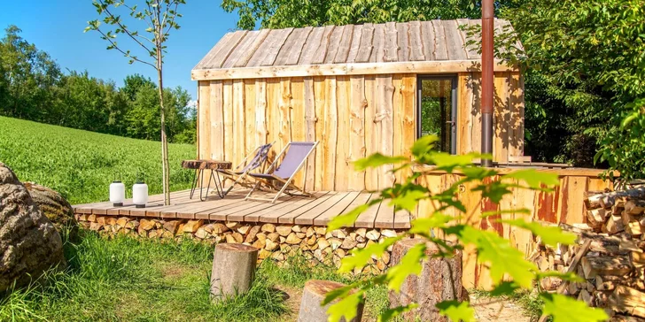 Netradiční pobyt v dřevěném domku na samotě s wellness: vyhřívaný koupací sud a venkovní sauna