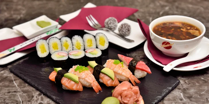 Sushi menu pre 1 osobu: 1x ostrokyslá polievka, sushi set (2× Shake sushi s avokádom, 2× Ebi sushi s krevetovým kaviárom, 1× Kanni sushi, 6× Shino maki, 3× California maki, 1× wasabi, 1× zázvor), 2 ks kakaové guľôčky s kokosom 