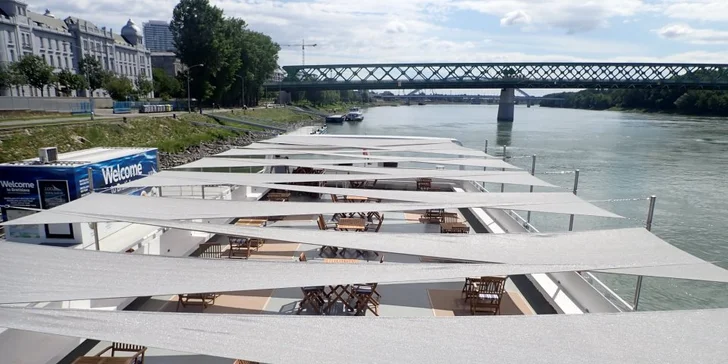 Plaviť sa budete na lodi Harmónia, ktorá disponuje príjemnou krytou terasou