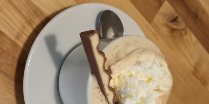 Přijdete-li posedět, čekání na vafli vám zpříjemní široká nabídka káv.