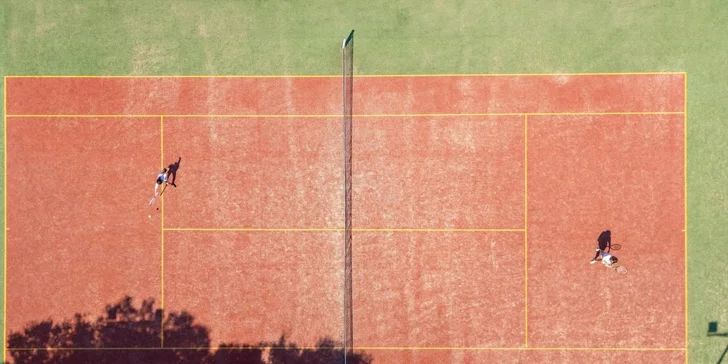 Zahrajte si tenis, minigolf, šipky, volejbal nebo kulečník.