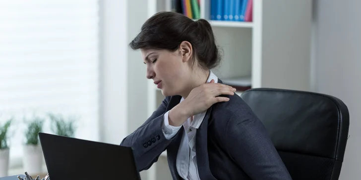 Nesprávné držení těla při práci u počítače způsobuje počítačový syndrom