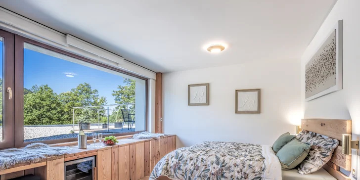 Ve 2lůžkovém apartmánu najdete panoramatické okno a terasu s výhledem do okolní přírody.