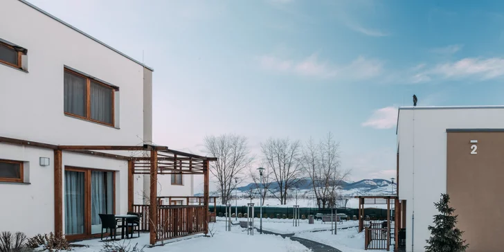 Ubytovat se můžete v Hotelu Aqualand Inn, kde nabízí čtyři různé typy pokojů a najdete ho hned vedle aquaparku.