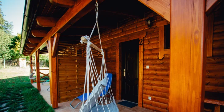 Príjemné posedenie ponúka hojdačka pred apartmánmi.