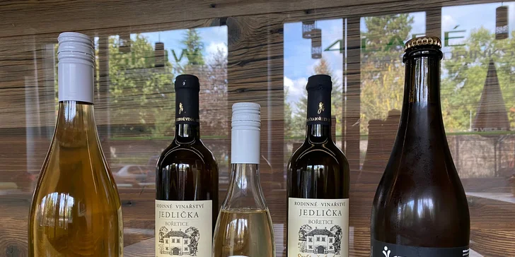 Pokud se chcete ještě více hýčkat, dopřejte si VIP balíček, který vám zajistí i láhev dle výběru (alko/nealko) nebo pivo vlastní výroby Saunař 10°, talířek s ovocem a peeling do parní sauny.