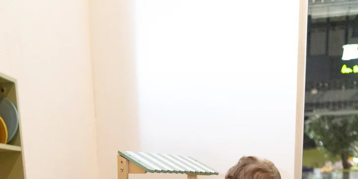 Priestor je navrhnutý tak, aby podporoval prirodzenú detskú zvedavosť, pohyb a radosť z hry.