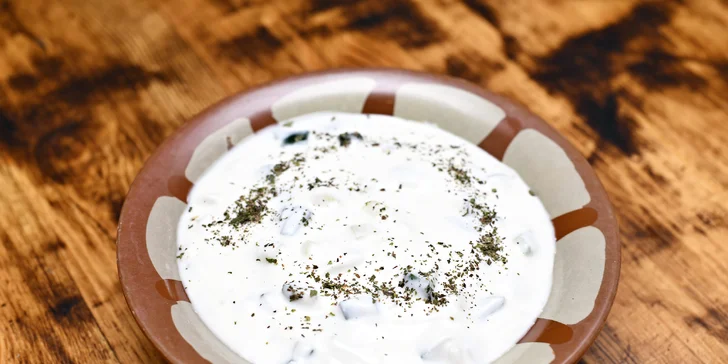 Leben Bil Khiar (jogurt s česnekem a okurkou)
