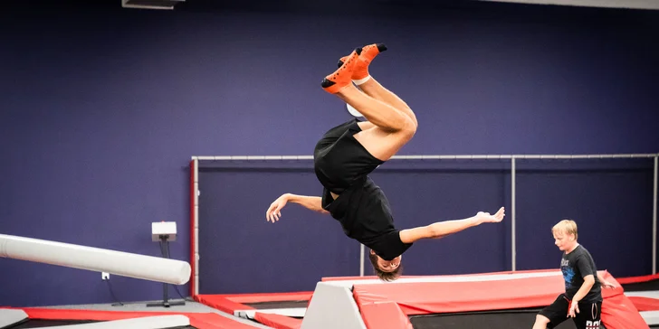 Těšte se na 50 trampolín, basketbalovou zónu, parkour zónu, bazén s měkkými houbaičkami a další atrakce. 