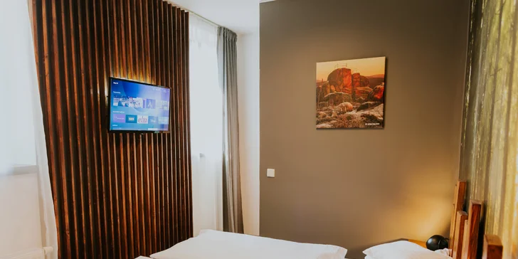 Připravený pro vás bude klasický pokoj s pohodlnými postelemi, koupelnou s toaletou a sprchou či vanou, samozřejmostí je připojení na Wi‑Fi a televize. 