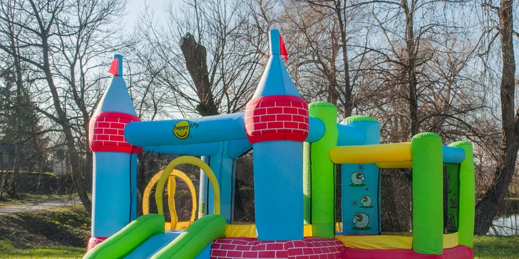 V nabídce jsou rovnou tři varianty – skákací hrad Standard, skákací hrad Maxi nebo vodní skluzavka. 