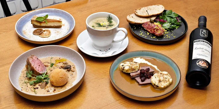 Pětichodové degustační menu u náplavky: kulajda, tatarský biftek, panenka i svíčková a cheesecake