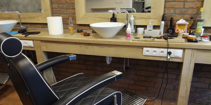 Nabízí vám holení metodou hot towel včetně střihu.