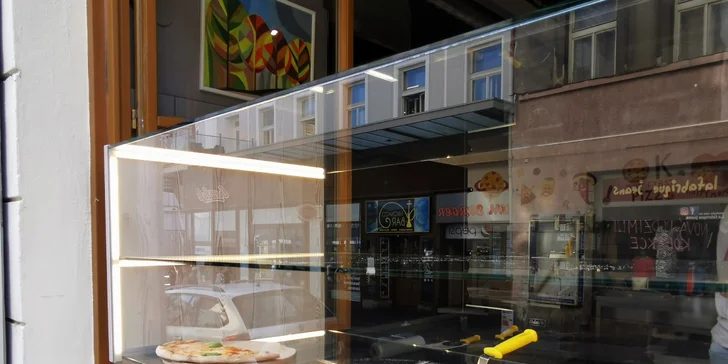 Za příplatek vám kuchař na pizzu přidá ingredience navíc dle vaší chuti. 