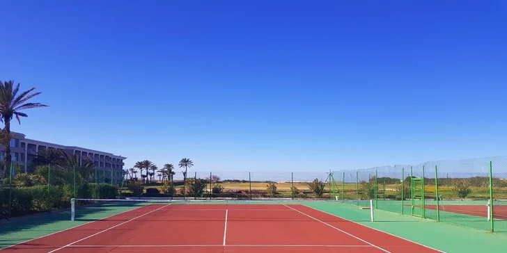 Sportovně založení hosté najdou v areálu bohaté vyžití, které zahrnuje tenisové kurty, stolní tenis, minigolf, šipky nebo plážový volejbal. 