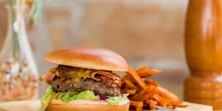 300 g Hovädzí burger s hranolčekmi:
100 % hovädzie mäso, syr chedar, cibuľa, paradajka, majonéza, slanina, domáca žemľa, domáce hranolčeky