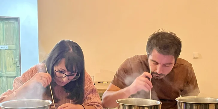 Vyberete si z více než 15 druhů sklenic a cca 20 esencí a různých posypek či kvítků na ozdobu.