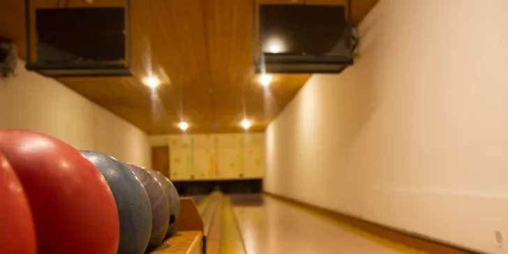 Bowlingová dráha s otevřeným barem k občerstvení po náročném zápase.