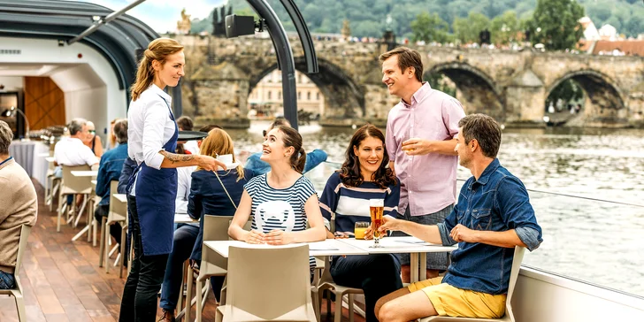 Výhledy si můžete vychutnat třeba i se sklenkou vína v ruce. Na lodi je restaurace a bar. 